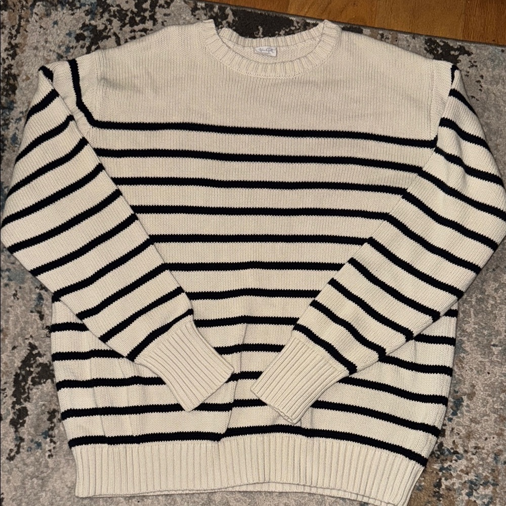 Brandy Melville Black and White Crewneck Sweater